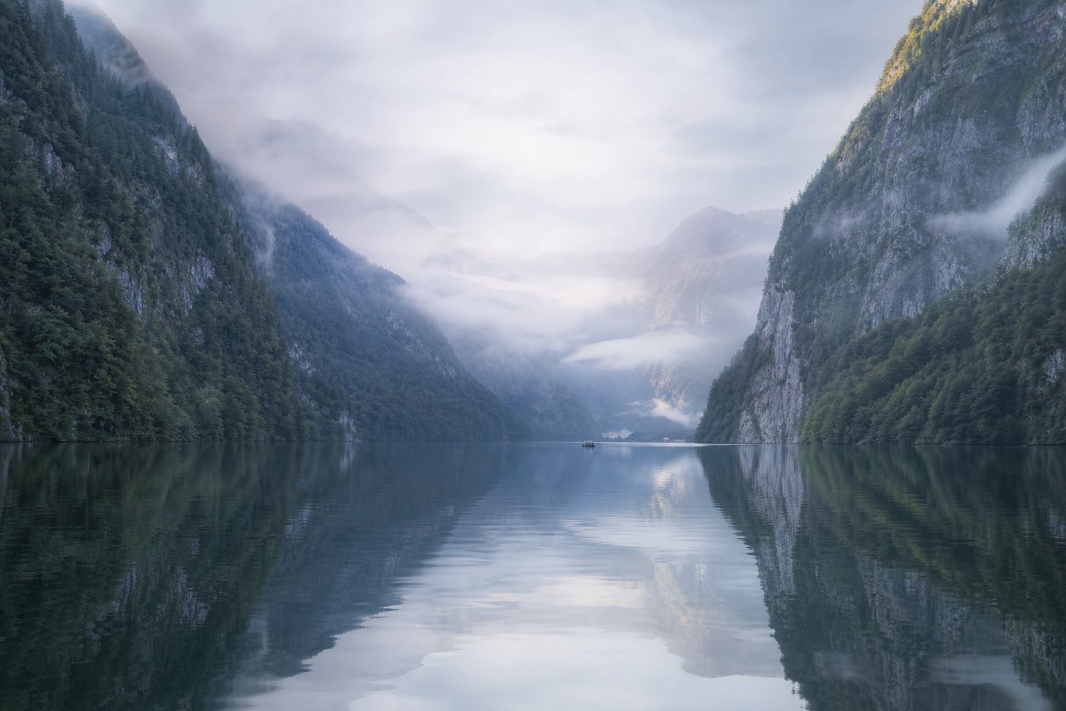 Still gelegener Bergsee in Bayern mit Morgendunst